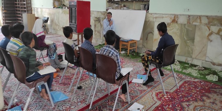 تدریس عاشقانه معلم بازنشسته رفسنجانی به کودکان افغانستانی