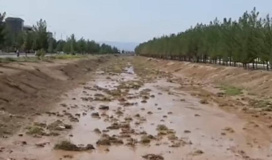 یک تیم تحقیقاتی علت ورود سیلاب به شهر رفسنجان را ارزیابی می‌کند