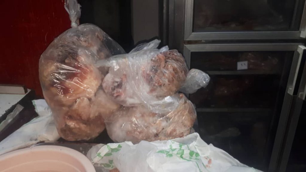 بیش از ۹۰۰ کیلوگرم موادغذایی فاسد در رفسنجان جمع‌آوری شد