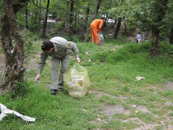 توزیع ۸ هزار كیسه زباله در مبادی ورودی و تفرجگاه‌های شهر رفسنجان/اهداء دوچرخه و کارت هدیه به دوستداران طبیعت