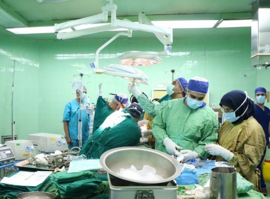 ریحانه ۱۷ ساله در رفسنجان به چهار بیمار بوی باطراوت و خوش زندگی اهداء کرد