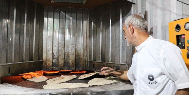 خدمت‌رسانی خادمان موکب خاتم‌الانبیاء رفسنجان به زائران امام حسین در گرمای بالای ۴۰ درجه