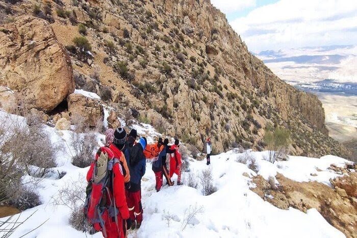 امدادگران رفسنجانی ۵ کوهنورد گرفتار را نجات دادند