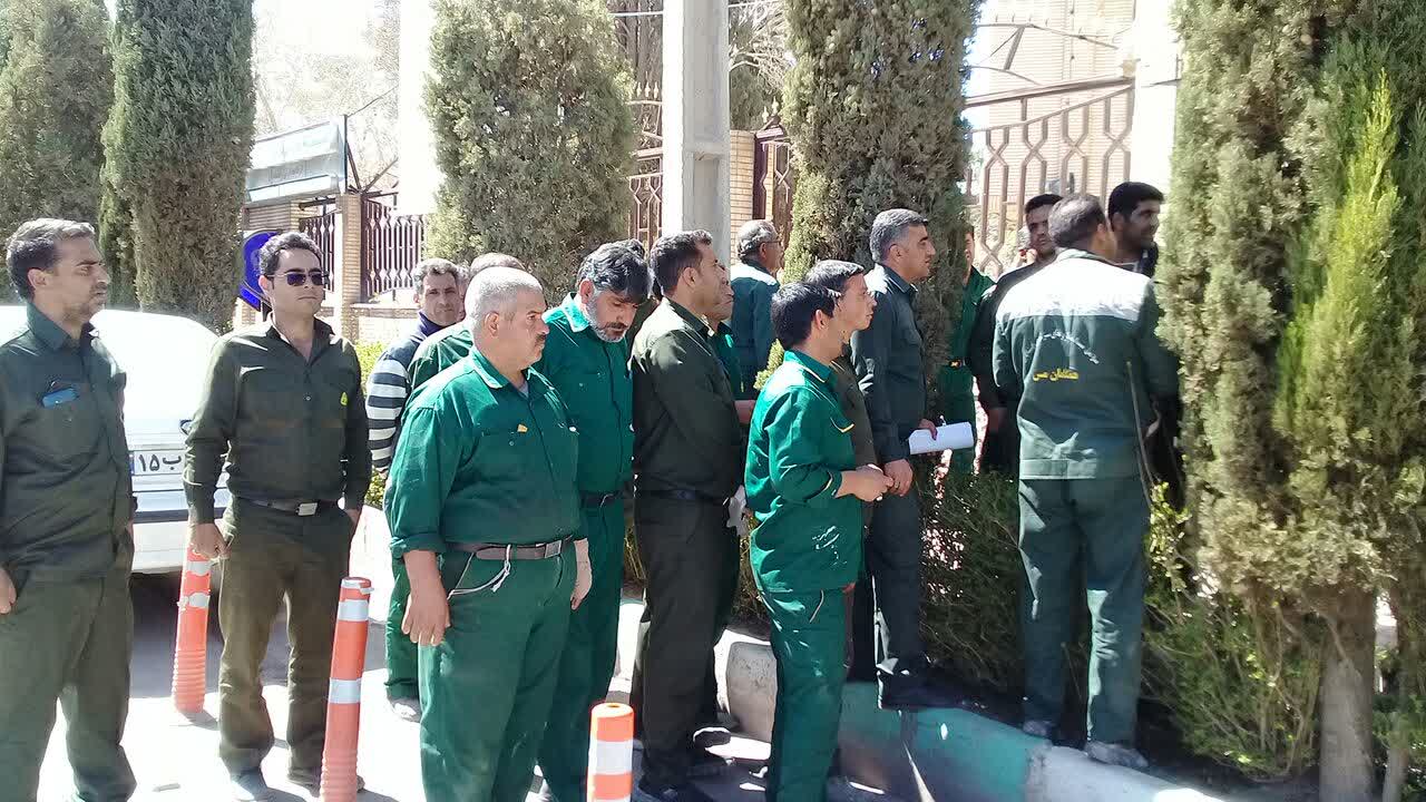 تجمع کارگران فضای سبز شهرداری رفسنجان مقابل فرمانداری